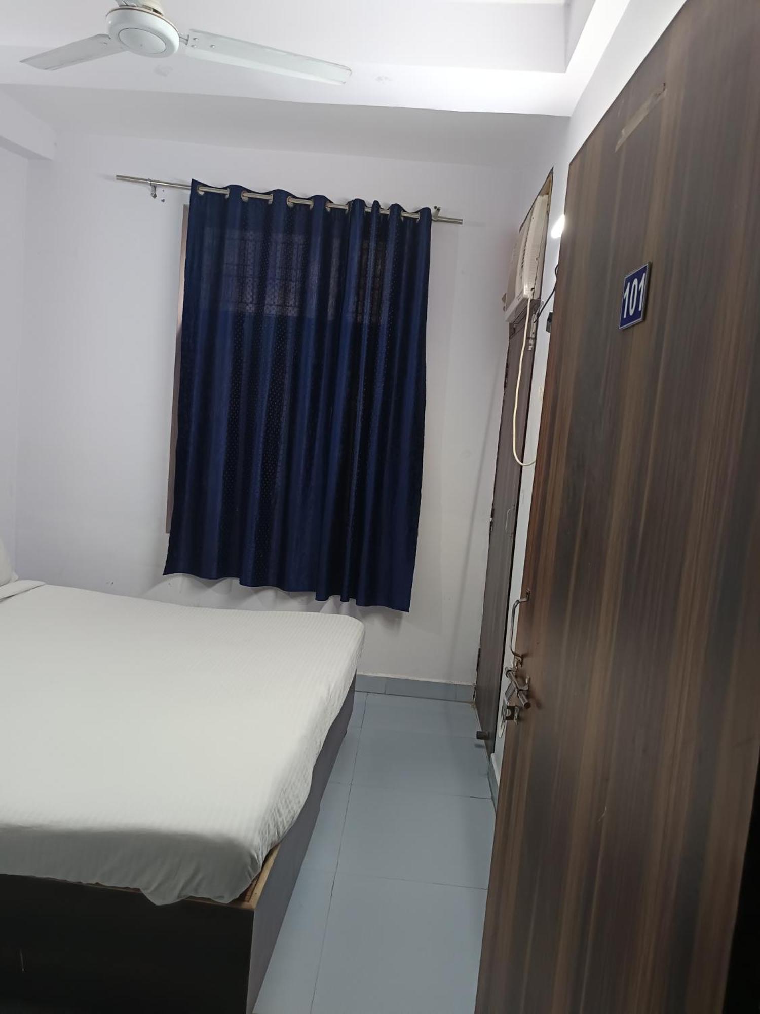 Dream Bed Hotel Noida Room photo
