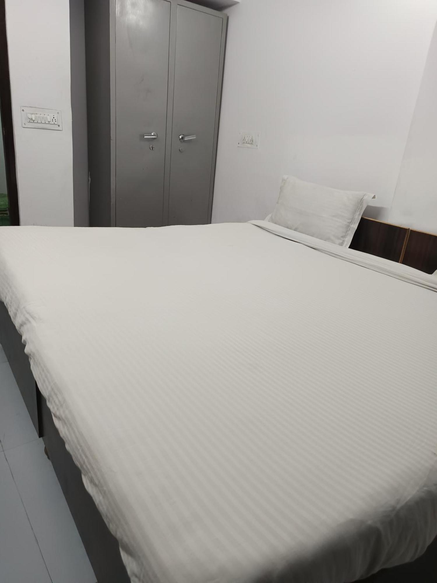 Dream Bed Hotel Noida Room photo