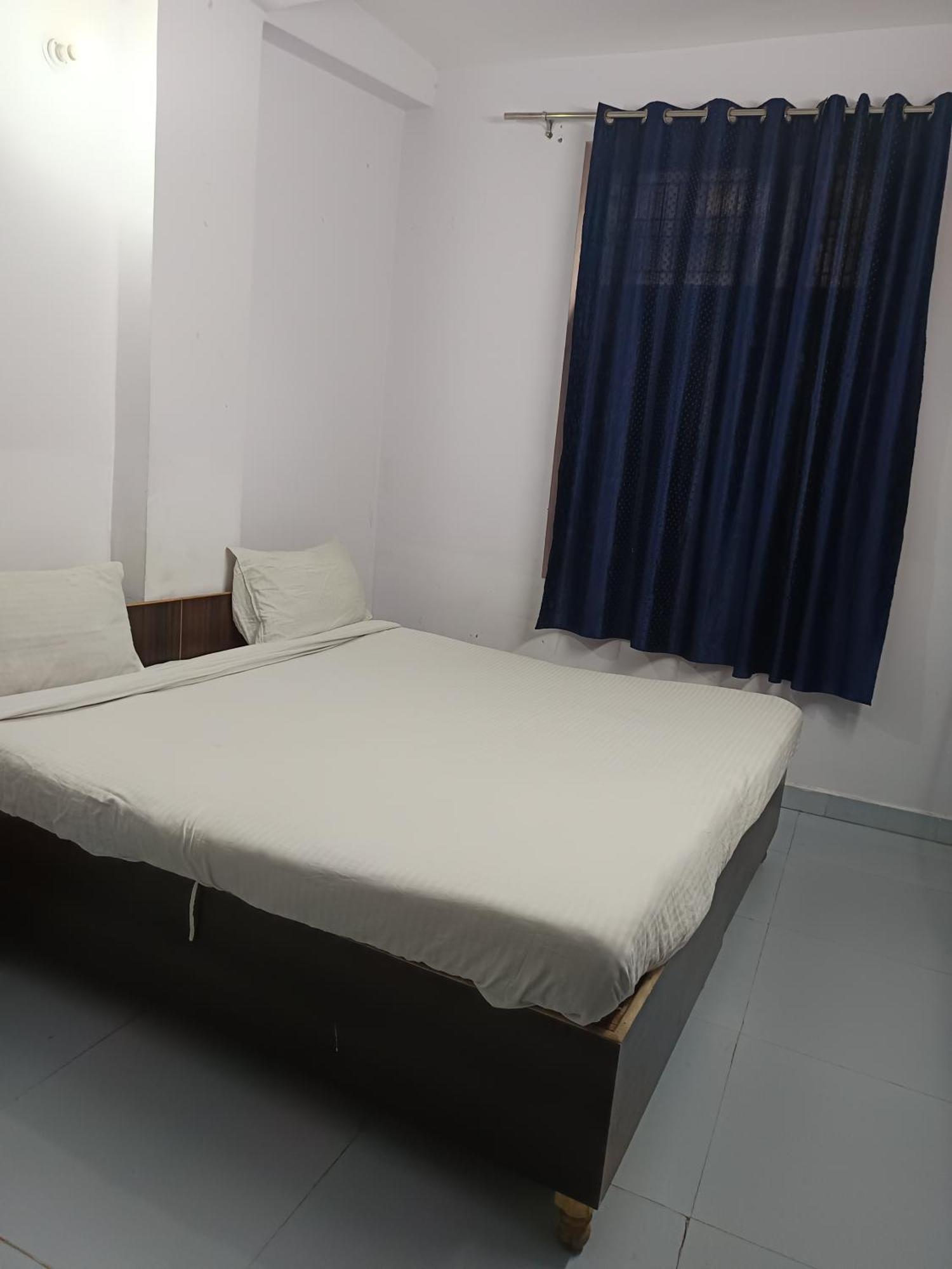 Dream Bed Hotel Noida Room photo